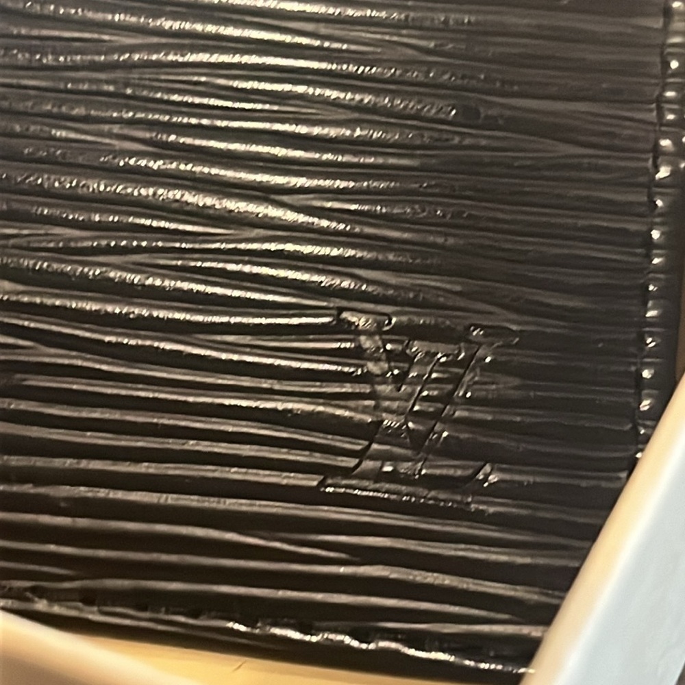 Louis Vuitton Epi Key Pouch - Picture 3 of 10